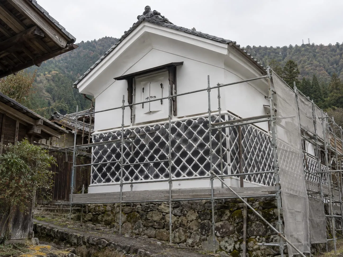 土蔵の白壁 補修